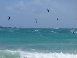 Surfen en kiten